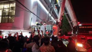Kebakaran Melanda Glodok Plaza Jakarta Barat, Petugas Pemadam Berjuang Padamkan Api