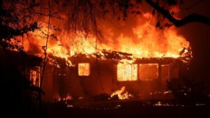Kebakaran Hutan Membara di Pacific Palisades, Langit California Memerah di Malam Hari