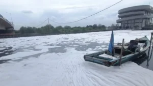 Warga Penjaringan Keluhkan Air Kali Kamal yang Berbusa dan Bau Menyengat