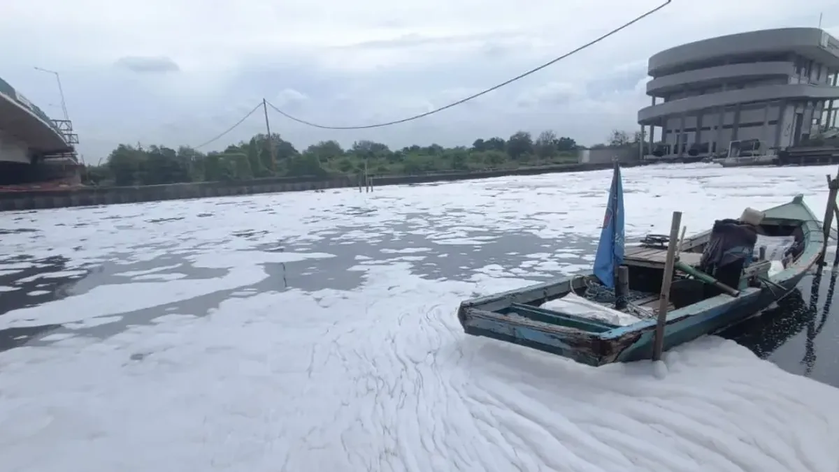 Warga Penjaringan Keluhkan Air Kali Kamal yang Berbusa dan Bau Menyengat