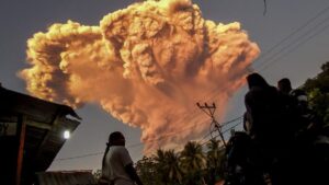 Gunung Lewotobi Laki-laki Meletus, Ruas Jalan dan Bandara di NTT Ditutup