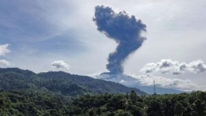 Gunung Marapi Meletus Sembur Abu Vulkanik & Pijar Api Hingga 700 Meter