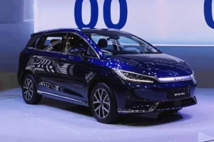 Pajak Tahunan BYD M6 vs Toyota Avanza, Bedanya Lumayan Jauh