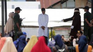 Pria yang didakwa berpelukan dan berciuman termasuk dalam kelompok yang dihukum cambuk di depan umum oleh pengadilan Islam Indonesia