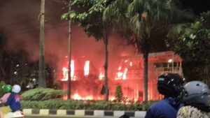 Kantor Polisi di Kramat Dibakar Massa