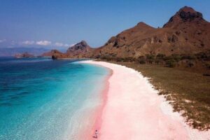 Pink Beach di Pulau Komodo Jadi Pantai Terindah di Dunia 2025