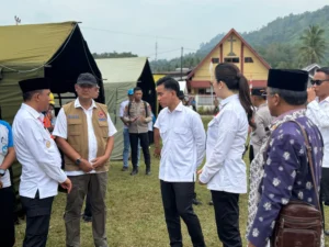 Wapres Gibran di RSUD Poso, Wapres Gibran Tinjau Penanganan Korban Gempa Poso