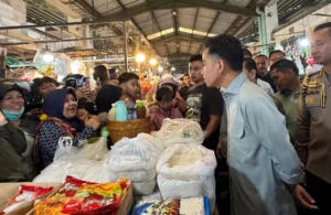 Gibran Tinjau Pasar Pontianak, Pantau Aktivitas Perdagangan di Pontianak