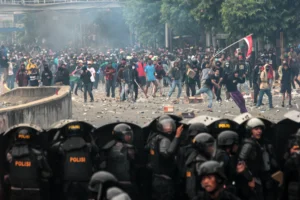 Kerusuhan meluas di kawasan Slipi, Jakarta Barat, pos polisi dibakar pengunjuk rasa.