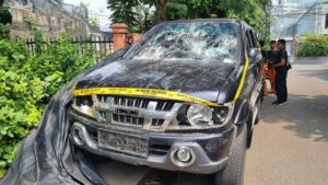 Mobil Pelat Merah Pak Lurah Diamuk Massa hingga Dijarah