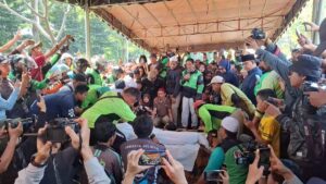 Massa Ojol Teriaki Kapolda Metro Jaya Pembunuh