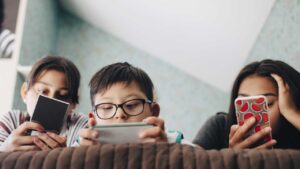 Pemerintah Klasifikasi Risiko Bahaya Medsos Buat Anak, Cek Rinciannya