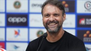 Pelatih Persija Tidak Mau Ketemu Pemain, Ada Apa?