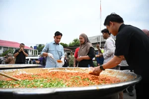Peringati Hari Ikan Nasional, Wapres Gibran Masak Udang Bersama Chef Bobon
