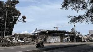 Badan Pesawat Tersangkut di Atap Rumah Warga Pondok Udik Belum Dievakuasi Hingga Selasa Siang