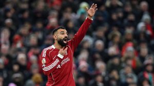 Viral Salah Pake Tutup Kepala dan Wajah di Bench Mirip Pembalap F1