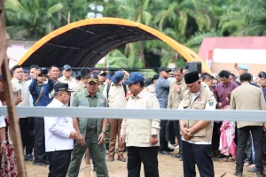 Prabowo Tinjau Pengungsi Bencana di Agam, Pembangunan Huntara Dipercepat