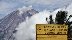 Aktivitas Gunung Semeru Meningkat, Status Siaga dan Gempa Letusan Terus Terjadi