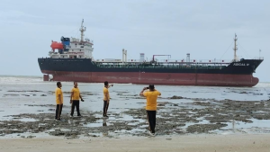 Kapal Tanker Kandas di Perairan Tuban Akibat Gelombang Tinggi