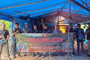 Tembus Medan Sulit 2 Jam, Polisi Bakar Fasilitas Tambang Emas Ilegal di Solok Selatan