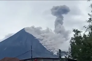 Gunung Semeru Erupsi Sabtu Pagi, Awan Panas Meluncur 6 Km ke Besuk Kobokan