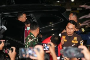 Bapak-Anak Masuk Penjara! Kompak Terima Suap Rp1,6 Miliar Demi Beli Alphard Mewah
