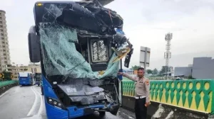 Sopir Mengantuk, Dua Bus Transjakarta “Adu Banteng” di Koridor 13: 24 Penumpang Luka-Luka