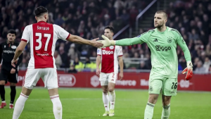 Debut Maarten Paes bersama Ajax Berakhir Imbang 1-1
