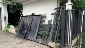 Pagar Rumah Jusuf Kalla Roboh Ditabrak Mobil, Pengemudi Diduga Mengantuk