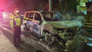 Diduga Overheat, Mobil Terbakar di Surabaya, Satu Keluarga Berhasil Selamat