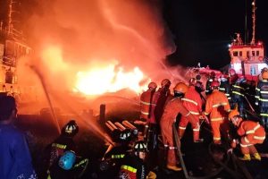 Kapal Tongkang Minyak Meledak di Sungai Mentaya Kotim, 1 Orang Tewas dan Jasad Lainnya Masih Diidentifikasi