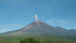 Gunung Semeru Lontarkan Abu Vulkanik, Berada Pada Status Level III atau Siaga