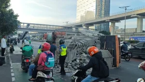 Truk Pengangkut Hebel Terguling di Gatot Subroto Pagi Ini, Arus Lalu Lintas Jakarta Selatan Mengalami Kemacetan Parah