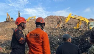 Tragedi di Zona 4 Bantargebang: Brimob Polda Metro Jaya Bahu-Membahu Evakuasi Korban Longsor Sampah