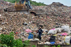 Dilema Burangkeng: Di Antara Gunungan Sampah Ramadan dan Mandeknya Proyek PSEL