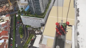Tragedi Pembersih Kaca di Surabaya: Korban Sempat Tergantung 15 Menit Sebelum Dievakuasi