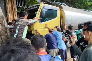 Kecelakaan Beruntun di Jalur Cirebon-Kuningan: Truk Tangki Oleng, Satu Orang Tewas Terimpit