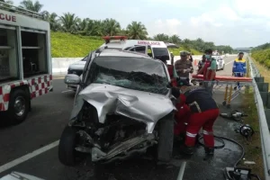 Diduga Mengantuk, Mobil Calya Tabrak Truk Fuso di Tol Pekanbaru–Dumai: 2 Orang Tewas
