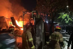 Gudang Ekspedisi di Depok Terbakar, Percikan Api Meluncur bak Pesta Kembang Api