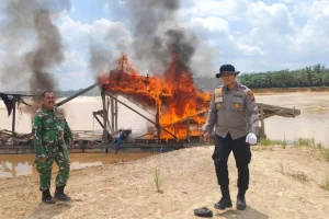 Polisi dan TNI Bakar 12 Rakit Tambang Emas Ilegal di Singingi Hilir Kuansing