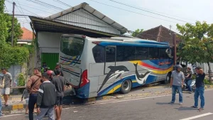 Kecelakaan Maut di Caruban: Truk Boks Hantam Bus Parkir Hingga Seruduk Rumah, Satu Orang Tewas