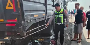 Diduga Kurang Konsentrasi, Pemotor di Batang Tewas Usai Tabrak Truk Tronton yang Berhenti di Bahu Jalan
