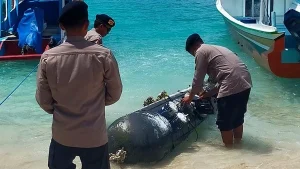 Misteri Benda Mirip Torpedo Beraksara China Mengapung di Perairan Gili Trawangan
