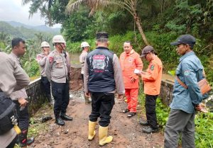Jembatan Ciwarunga Putus Diterjang Banjir, Mobilitas Warga Pakenjeng Garut Lumpuh Total