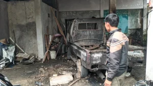 Diduga Korsleting Saat Isi BBM, Sebuah Mobil Pikap di Tenjolaya Bogor Hangus Terbakar