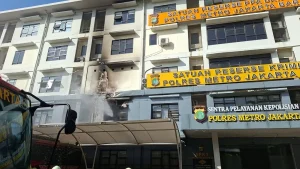 Lantai 2 Gedung Mapolres Metro Jakarta Barat Terbakar, 13 Unit Damkar Diterjunkan ke Lokasi