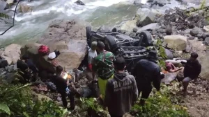 Travel Pekanbaru-Padang Terjun ke Jurang Lembah Anai, 7 Penumpang Terluka