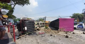 Rem Blong, Truk Kontainer Terguling dan Tutup Akses Jalan Raya Ngaliyan Semarang