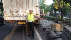 Truk Tabrak Separator Busway di Jalan Daan Mogot Jakbar, Lalin Macet