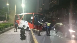 Bus TransJakarta Hilang Kendali di Rasuna Said, Ban Depan Copot Usai Tabrak Separator